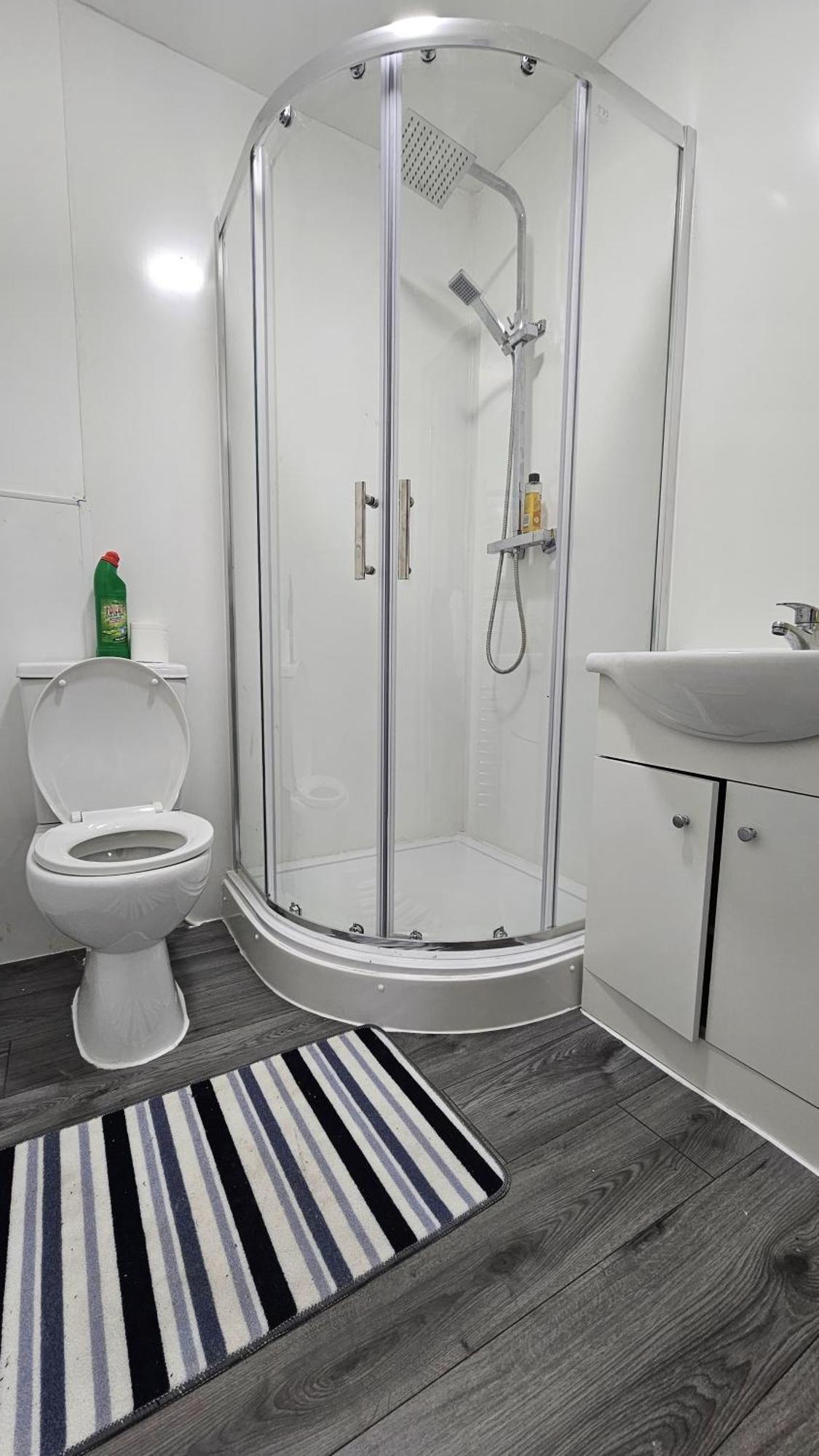 Spacious Double Bedroom With Private Toilet And Shared Kitchen With On Premesis Parking Oldbury  Exterior photo