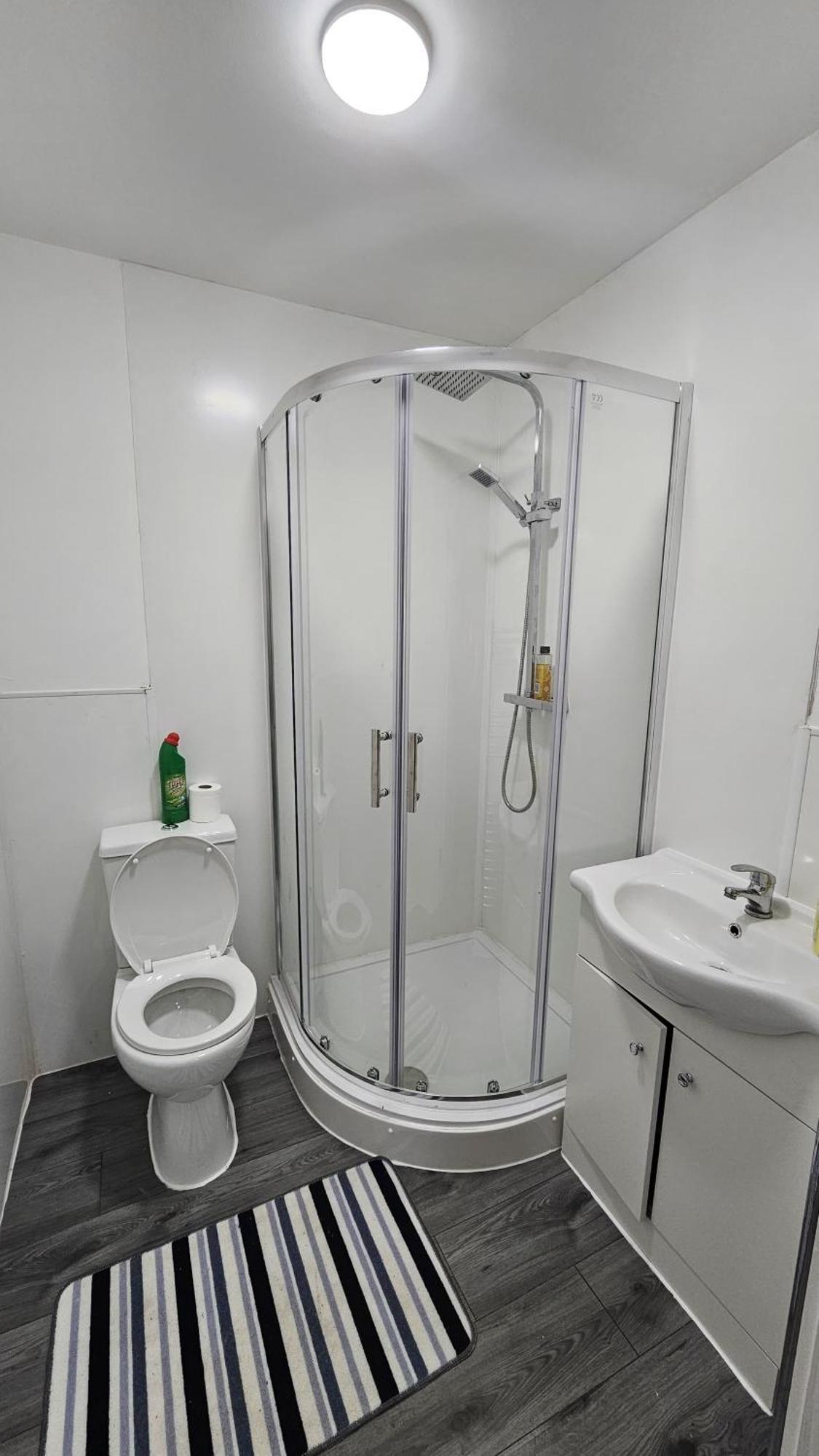 Spacious Double Bedroom With Private Toilet And Shared Kitchen With On Premesis Parking Oldbury  Exterior photo
